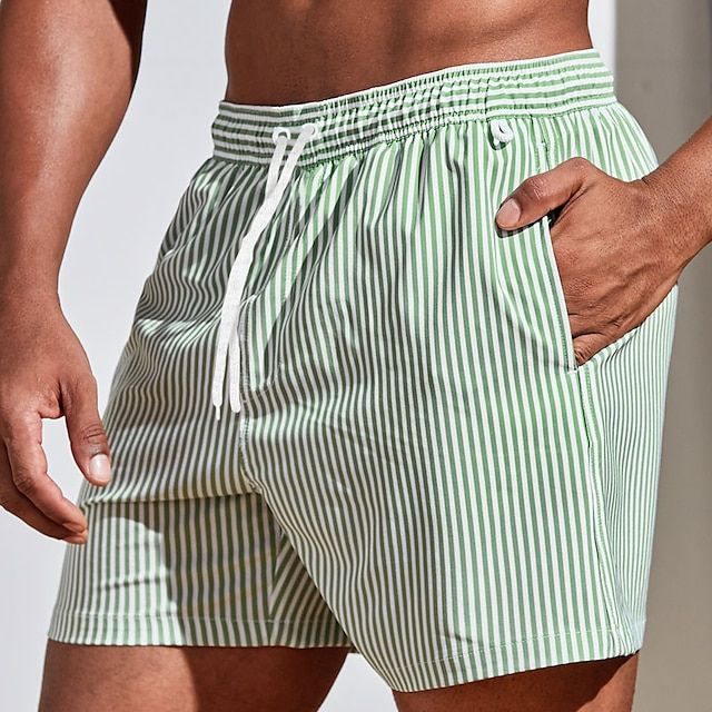 Rückenansicht der gestreiften Herren Boardshorts mit elastischem Bund. Bequeme schnelltrocknende Bademode.