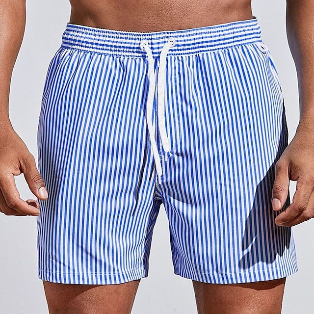 Elastischer Bund der gestreiften Herren Boardshorts. Komfortable, schnelltrocknende Badehose für optimalen Halt.