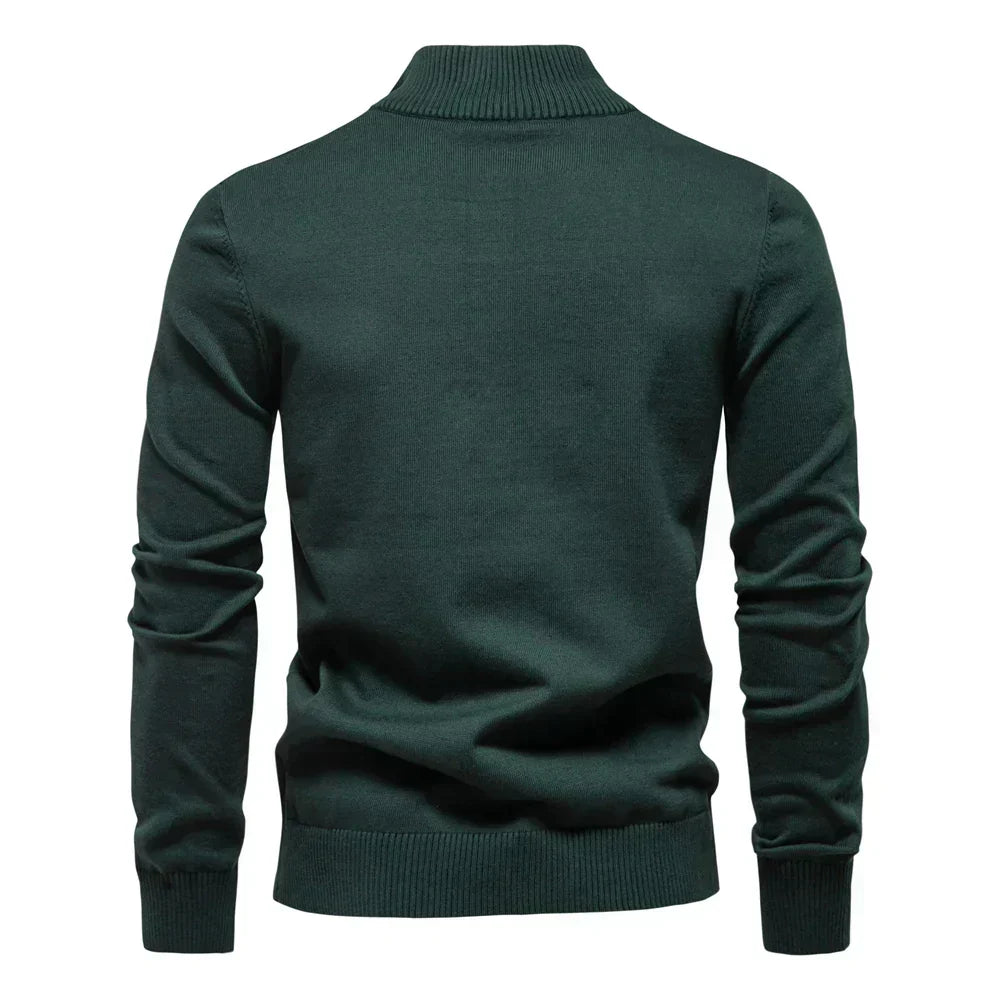 Moderner gestreifter Halb-Zip Strickpullover für Herren. Stilvolles Oberteil für elegante Freizeitmode.