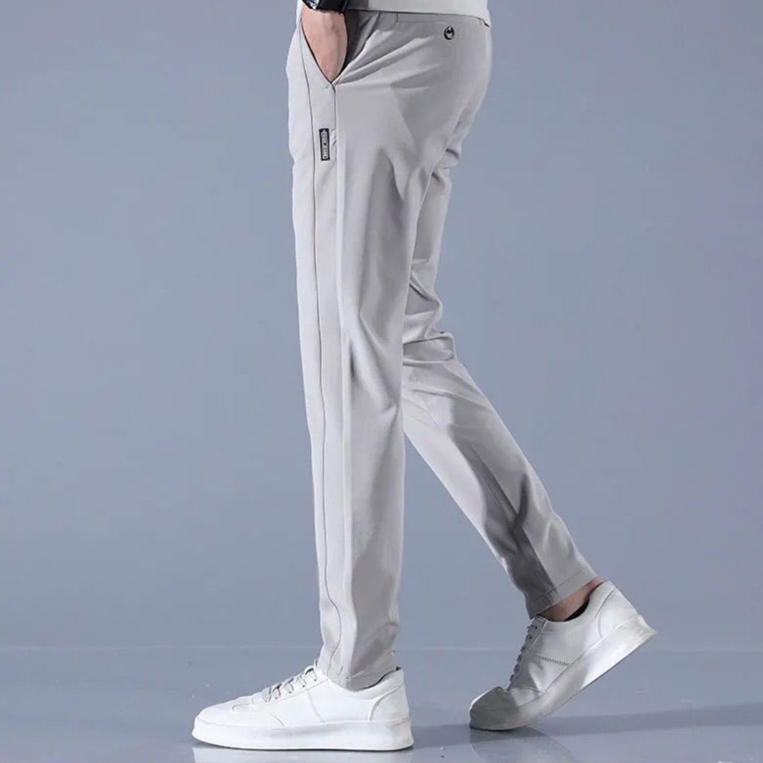 Herren Golfhose in taillierter Passform, feuchtigkeitsableitend für optimale Performance auf dem Golfplatz.