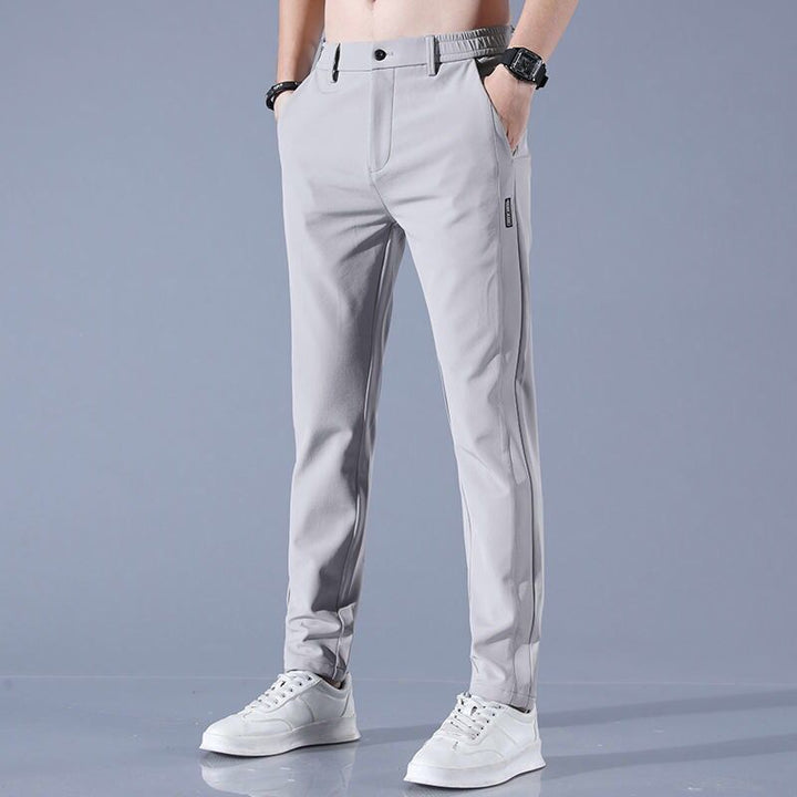Nahaufnahme der feuchtigkeitsableitenden Herren Golfhose, ideal für Komfort und Sportmode beim Golf.