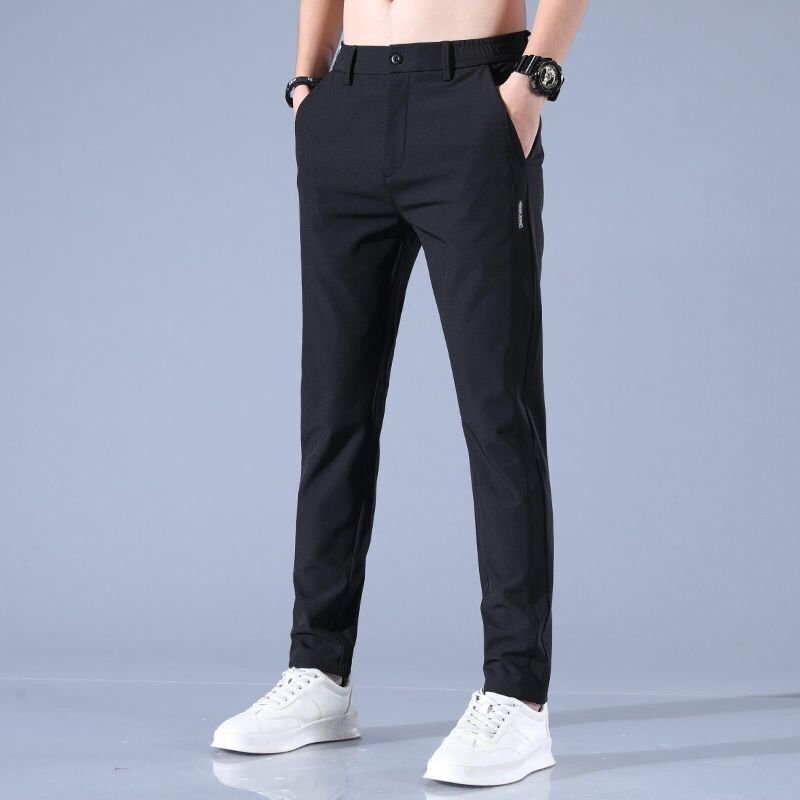 Sportliche Herren Golfhose mit taillierter Passform, perfekt für Bewegungsfreiheit und Stil beim Golfspielen.