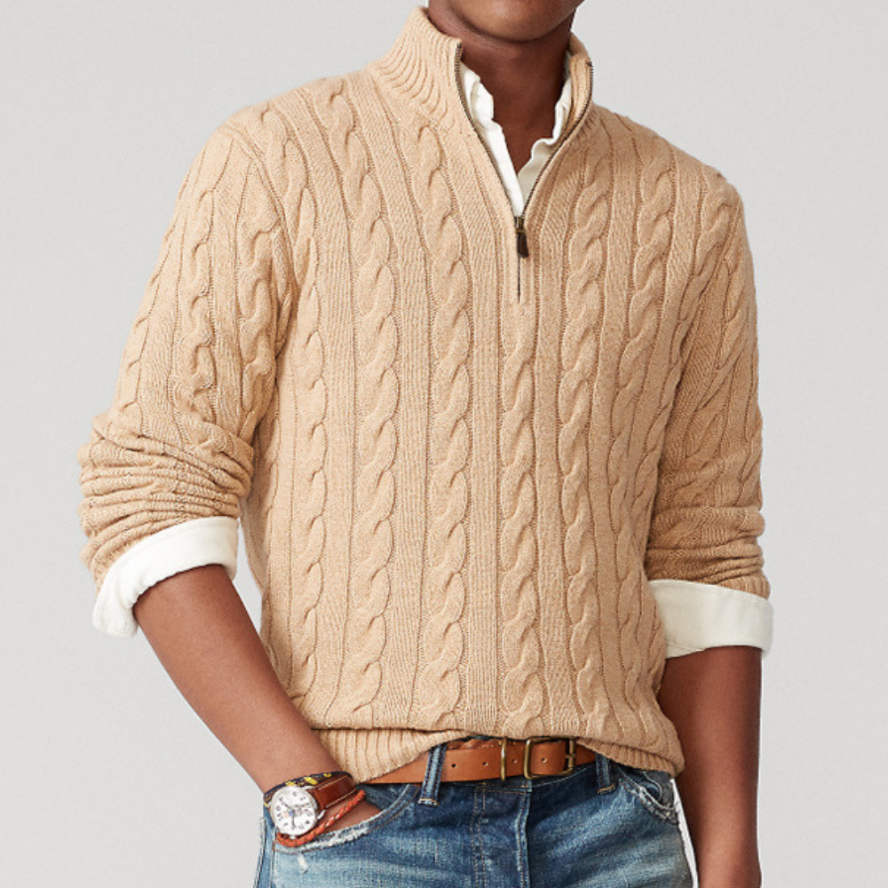 Eleganter Herren Strickpullover mit Halb-Zip und Zopfmuster. Ideal für Frühling, Freizeit oder Bürolook.