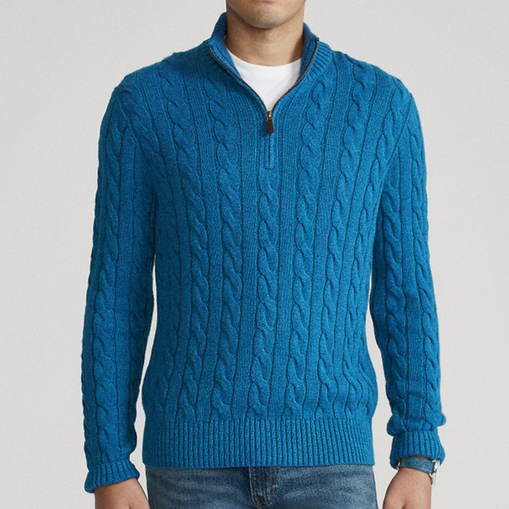 Komfortabler Herren Zopfmuster-Strickpullover mit Halb-Zip für Übergangszeit. Modern & bürotauglich.