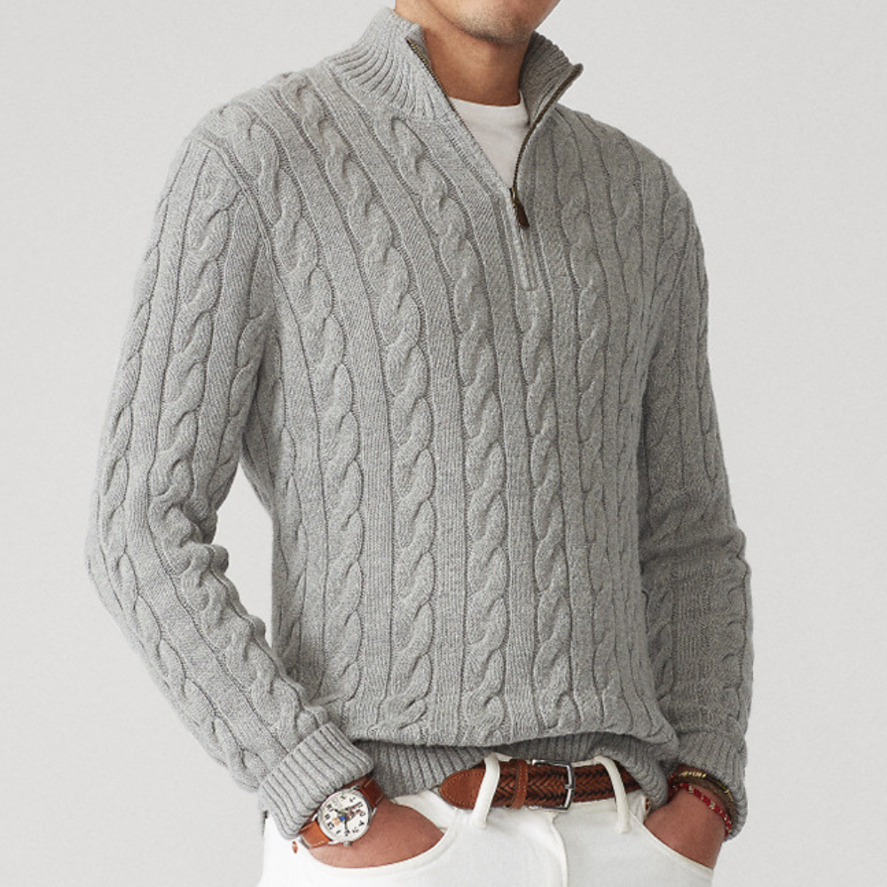 Moderner Herren Basic Strickpullover mit Halb-Zip & Zopfmuster. Elegant & komfortabel für Herrenmode.