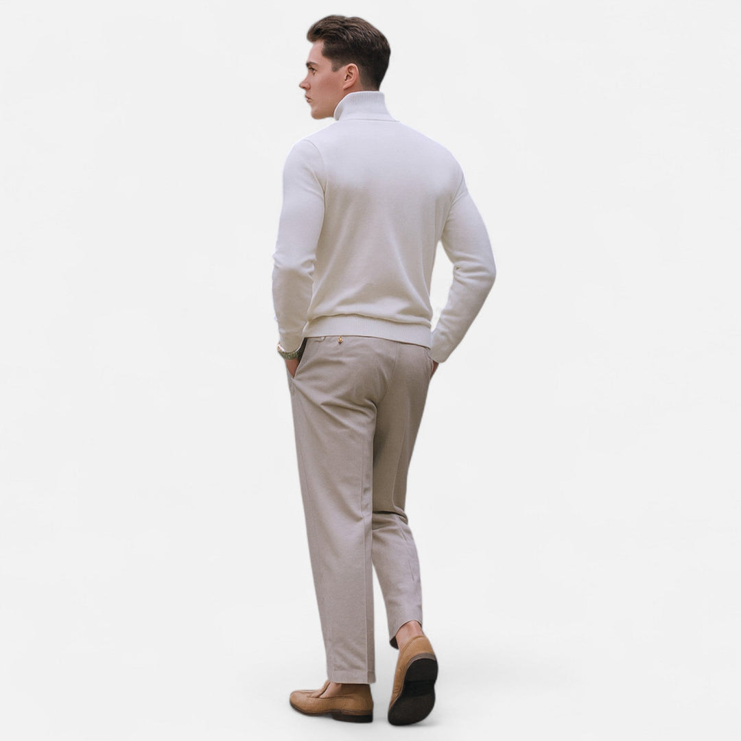 Moderner Herren Halbzip Pullover. Bequeme Frühlingsmode für stilbewusste Männer. Perfekt für den Alltag.