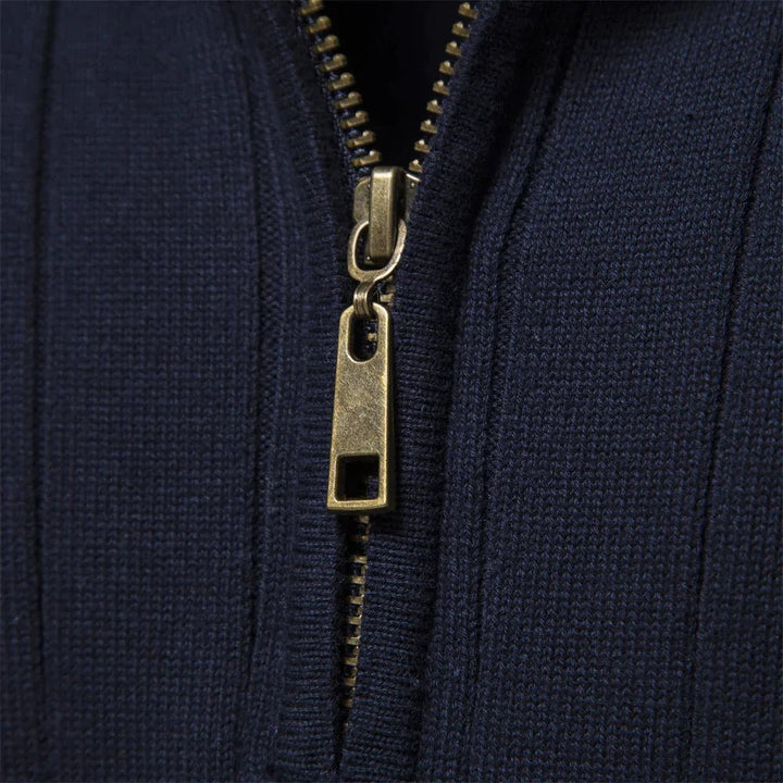 Marineblauer Herren Halbzip Strickpullover Malte mit Rippstruktur, komfortabel & elegant.