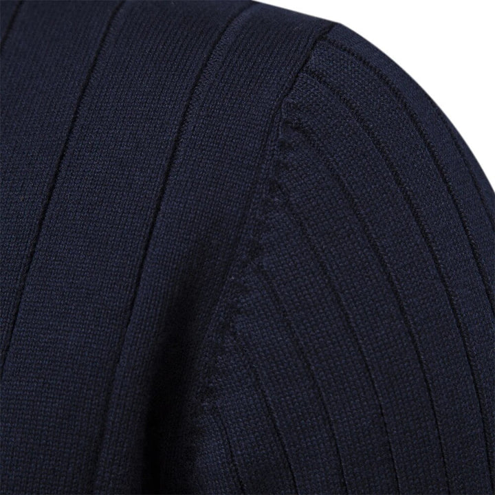 Khakifarbener Herren Strickpullover mit Halbzip und Rippstruktur, perfekt für den Frühling.