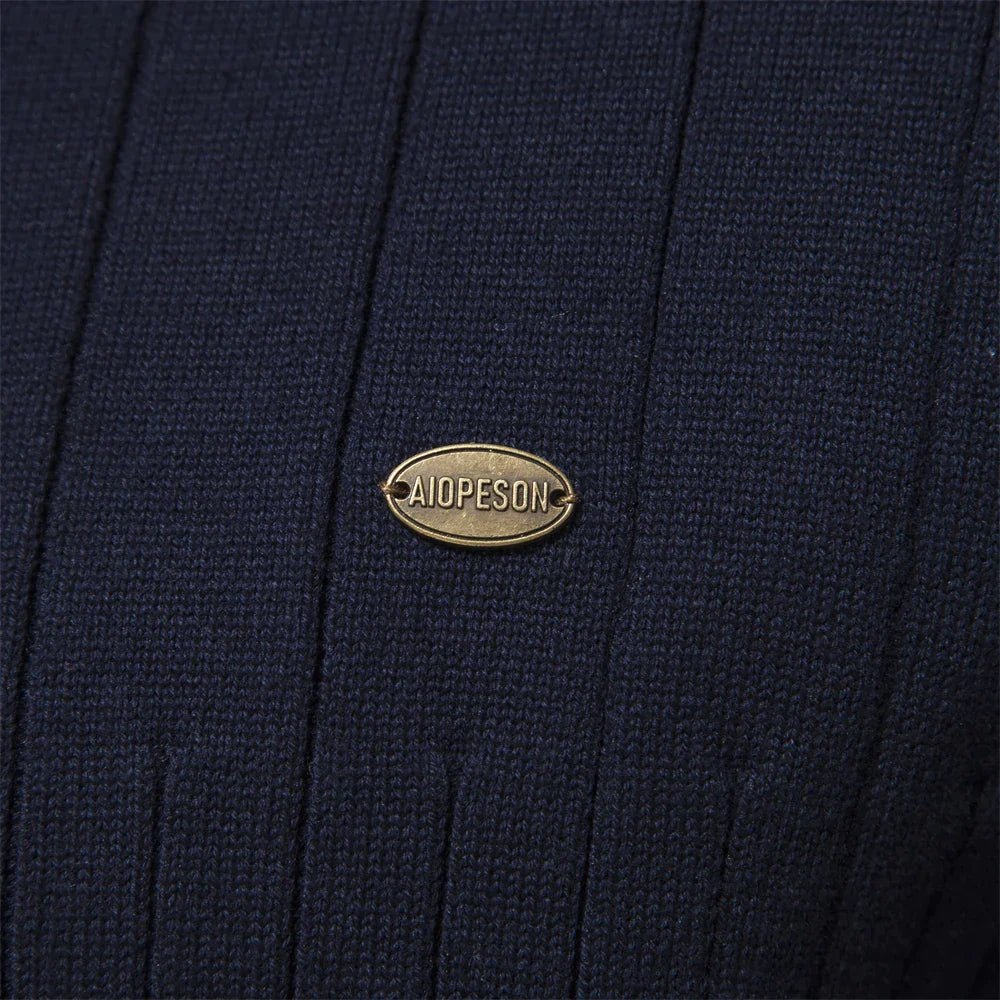 Moderner Herren Strickpullover Malte mit Halbzip, Langarm und feiner Rippstruktur.