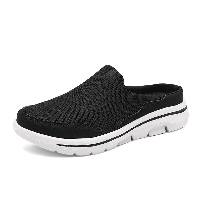 Seitliche Ansicht der bequemen Herren-Hausschuhe, mit atmungsaktivem Design und weichem Fußbett. Ganzjahr-Komfortschuh.