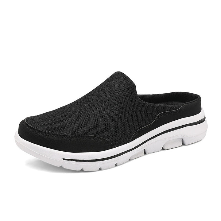 Seitliche Ansicht der bequemen Herren-Hausschuhe, mit atmungsaktivem Design und weichem Fußbett. Ganzjahr-Komfortschuh.