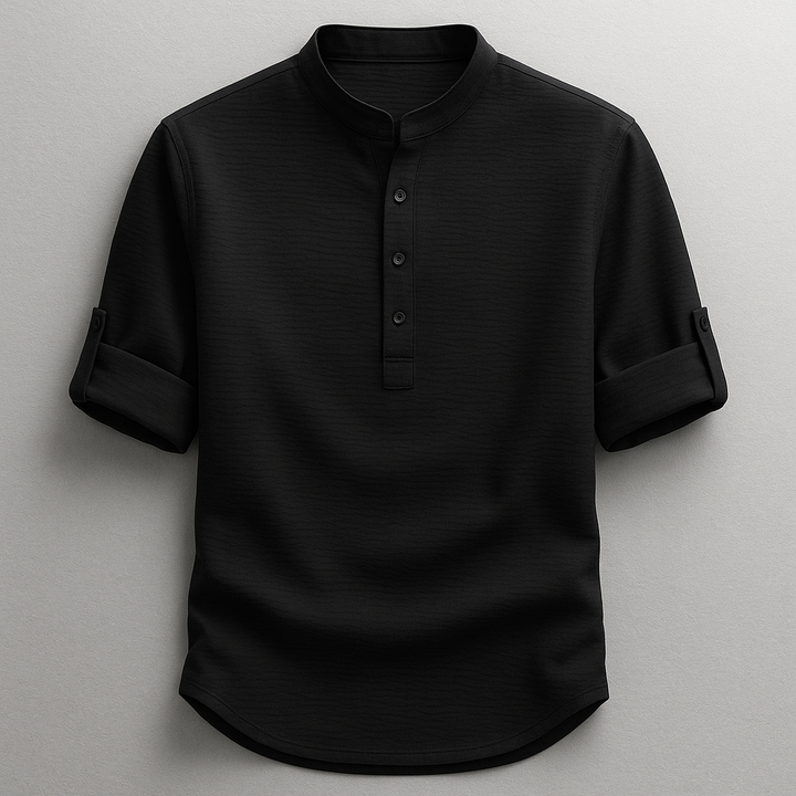 Nahaufnahme: Knopfleiste und Ärmeldetail des Herren Henley Langarmshirts. Modisch & funktional.