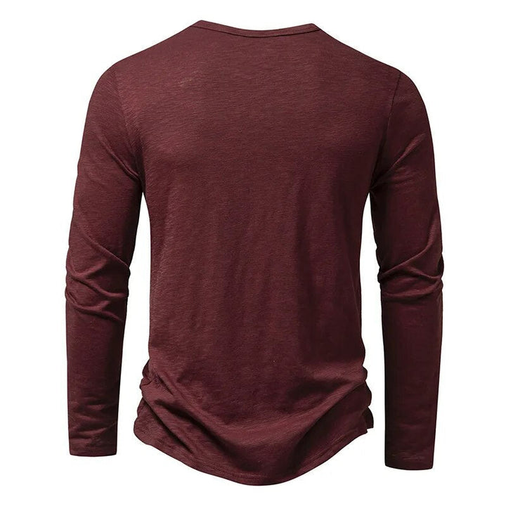 Detailansicht des weichen Herren Henley Langarmshirts, schmale Passform, hochwertiger Stoff.