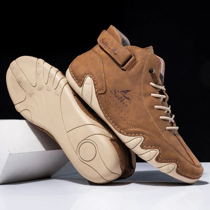 Stylische Herren High-Top-Sneaker für den Winter. Innovative Wellensohle & detaillierte Ziernähte, hoher Komfort.