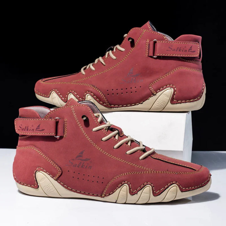 Bequeme Herren High-Top-Schuhe mit moderner Wellen-Sohle. Langlebige Materialien & auffällige Ziernähte.