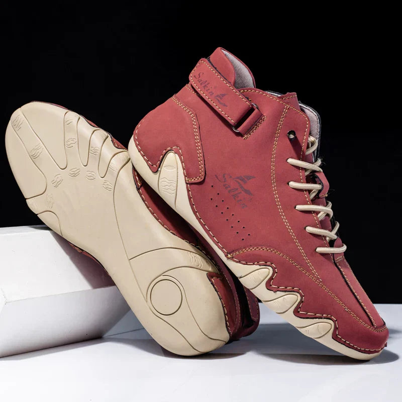 Robuste Herren High-Top-Sneaker. Perfekt für Streetwear mit einzigartiger Wellensohle und feinen Ziernähten.