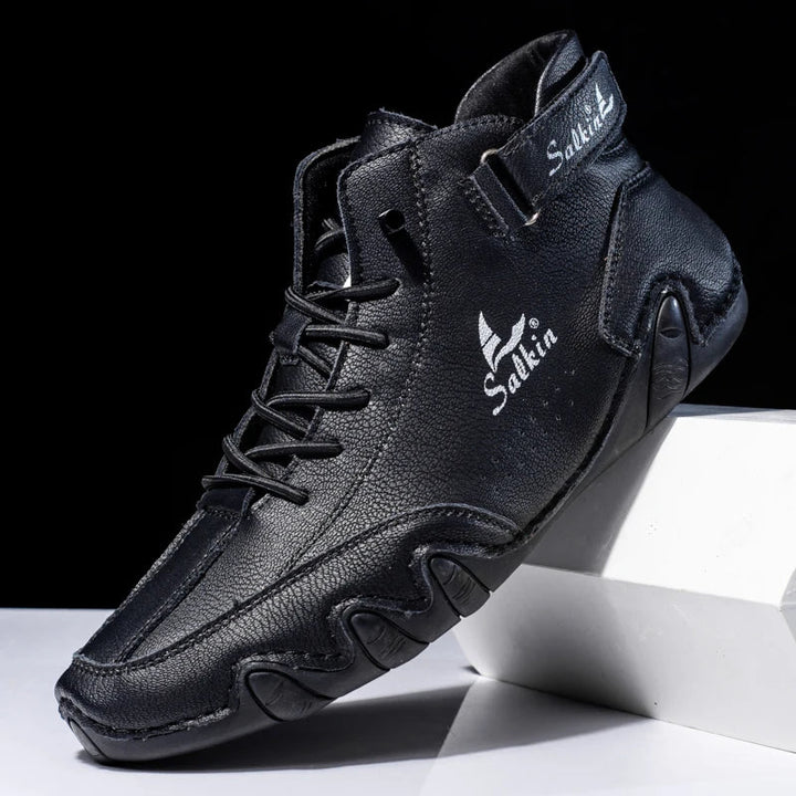 Stilvolle Herren High-Top-Schuhe. Fokus auf die dynamische Wellensohle & präzise gefertigten Ziernähte.