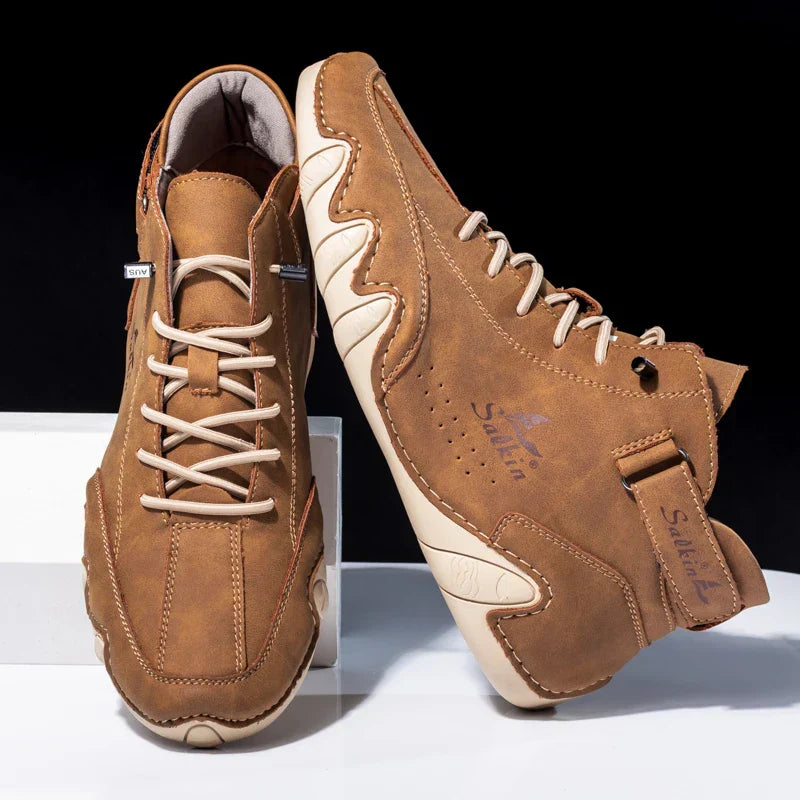 Trendige Herren High-Top-Schuhe mit charakteristischer Wellensohle. Ziernähte betonen das stilvolle Design.