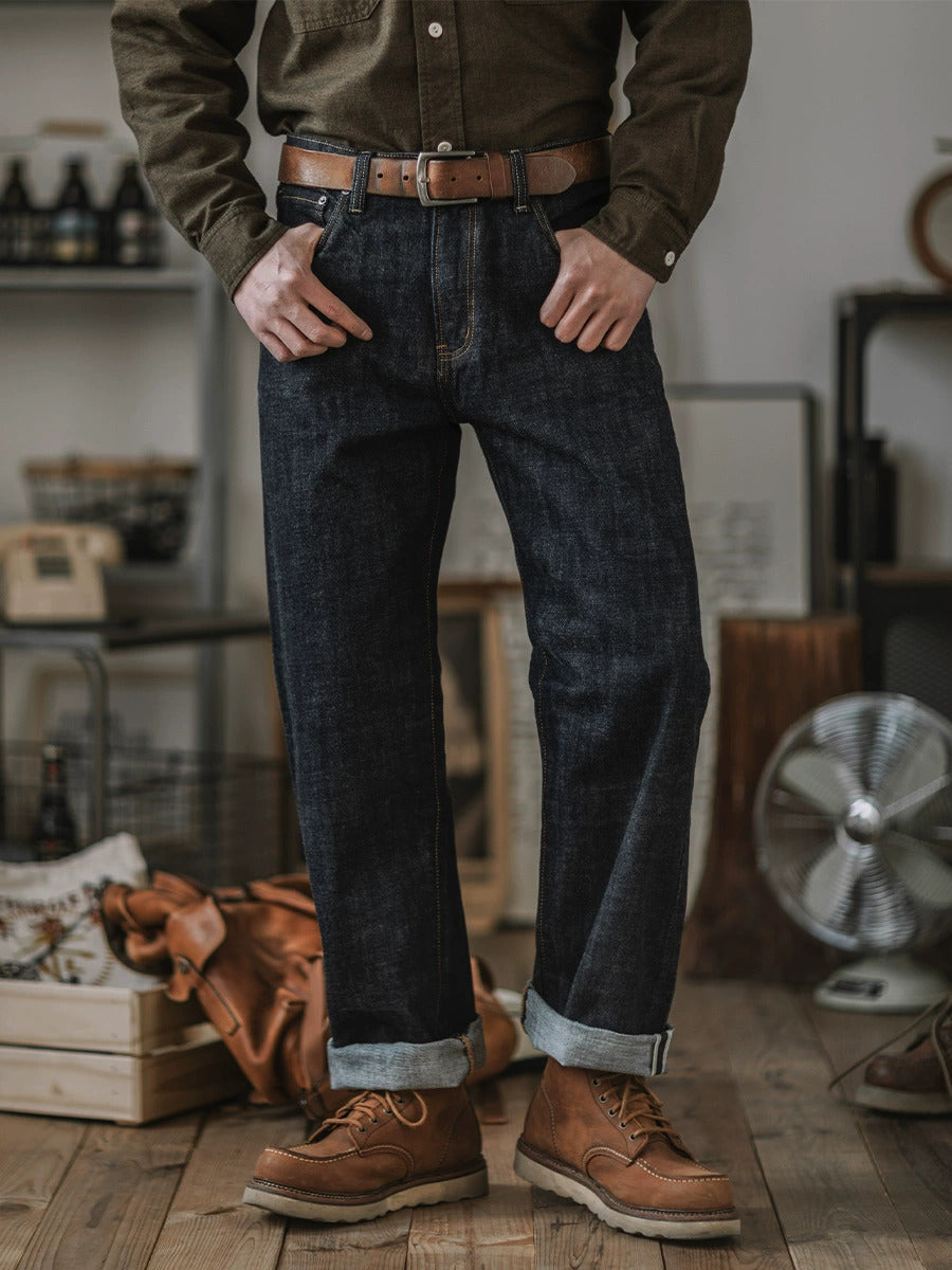 Nahaufnahme der robusten Indigo Herren Jeans aus langlebigem Denim-Material für hohen Tragekomfort.