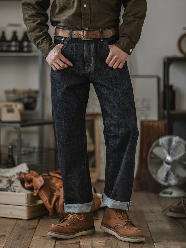 Nahaufnahme der robusten Indigo Herren Jeans aus langlebigem Denim-Material für hohen Tragekomfort.