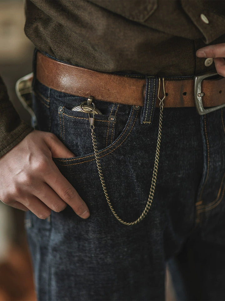 Rückenansicht der vielseitigen Herren Indigo Jeans mit klassischem 5-Pocket-Stil und bequemer Passform.