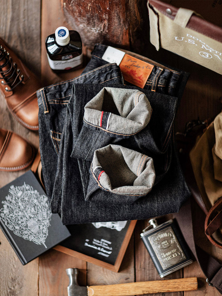 Gefaltete Indigo Herren Jeans, ein zeitloses Basic für jede Herrengarderobe, langlebig und modisch.