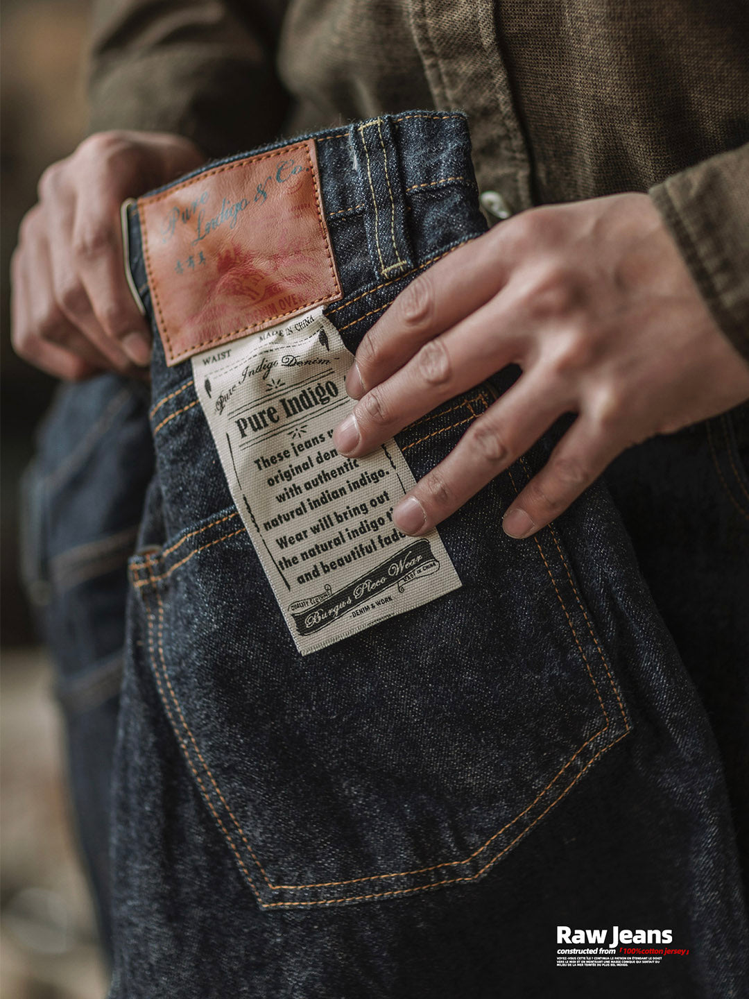 Seitliche Ansicht der langlebigen Indigo Herren Jeans mit geradem Schnitt, ideal für Alltag und Freizeit.