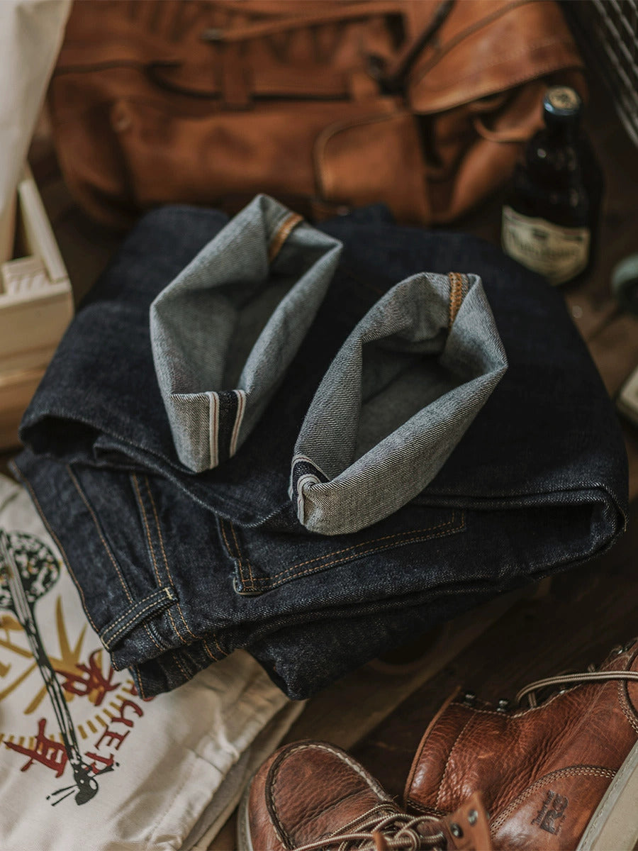 Dunkelblaue Indigo Herren Jeans mit geradem Bein, modisch und robust, perfekt für vielseitige Outfits.
