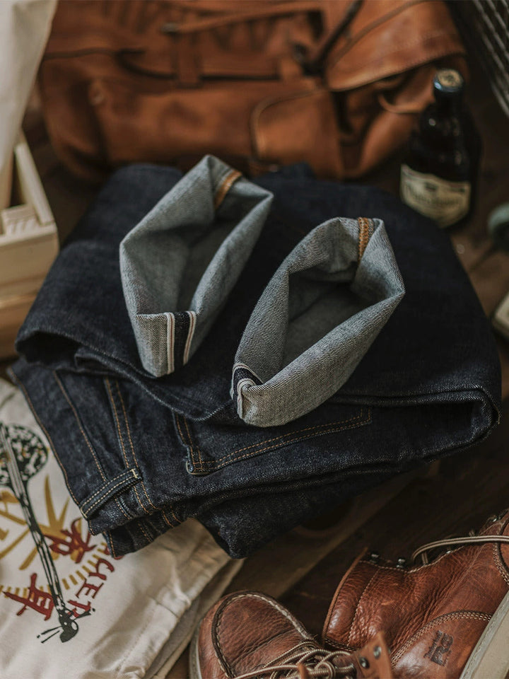 Dunkelblaue Indigo Herren Jeans mit geradem Bein, modisch und robust, perfekt für vielseitige Outfits.