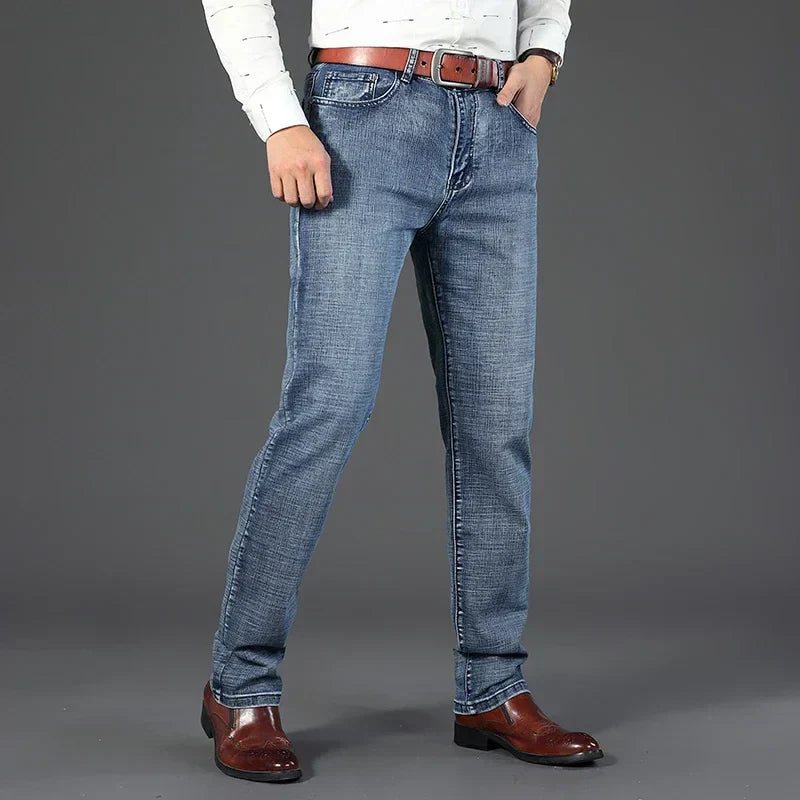 Detailansicht der langlebigen Stretch-Herrenjeans mit geradem Bein, mittlere Bundhöhe, hohe Qualität.