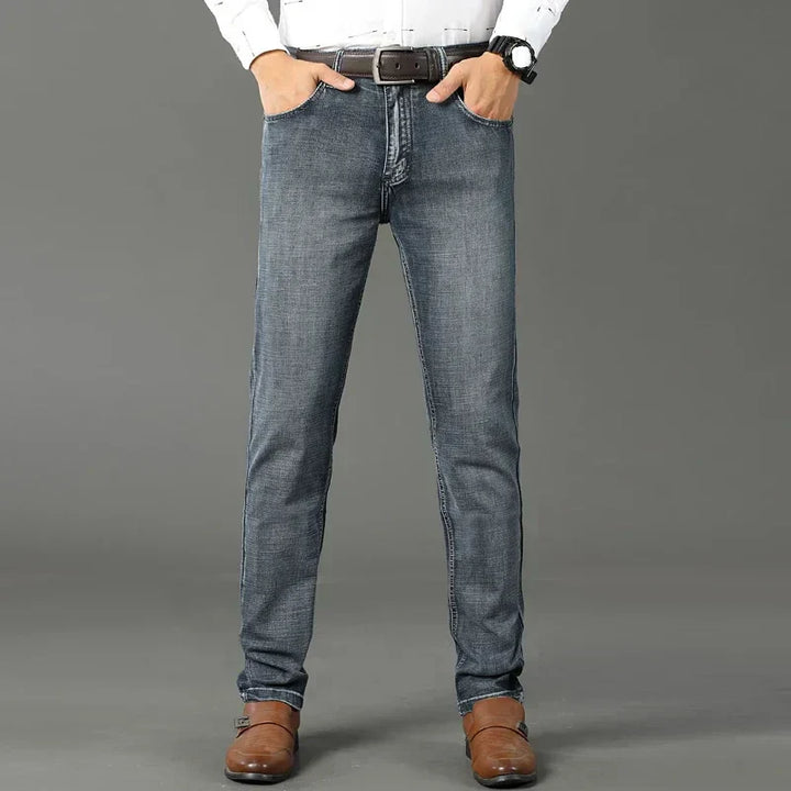 Stilvolle Herrenjeans mit geradem Bein, bequeme Stretchjeans für jeden Tag, robust & modern.
