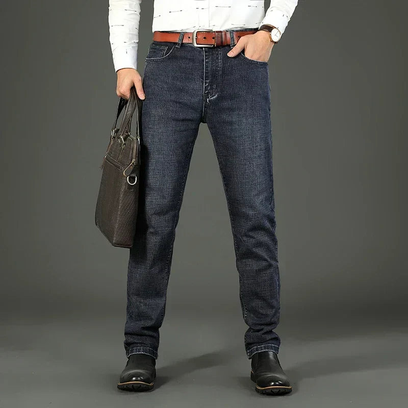 Perfekt sitzende Herren-Jeans mit geradem Bein, mittlere Bundhöhe, ideal für Casual Wear und Freizeit.