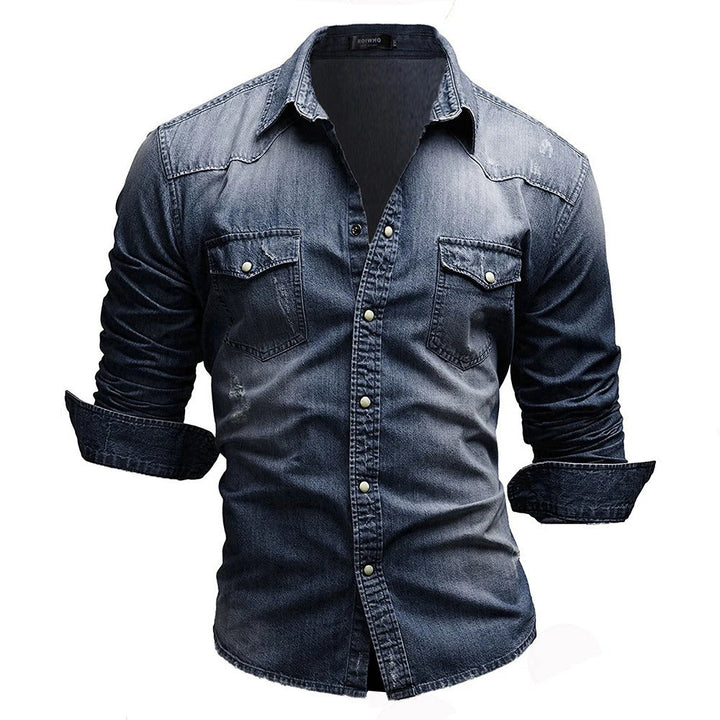 Vielseitiges Denim-Herrenhemd in Pastell Blau, mit Knopfleiste und Kentkragen, ideal für den Lagenlook.