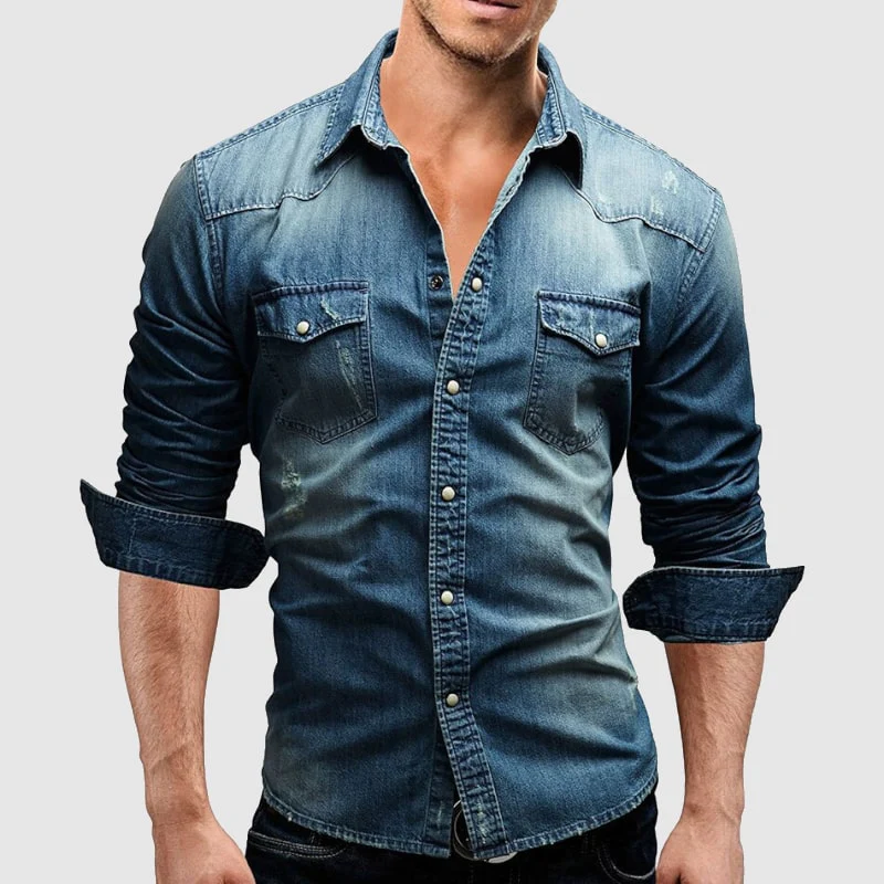 Stilvolles Herren Jeanshemd mit Kentkragen und Knopfleiste in Pastell Blau, vielseitig für Alltag und Business-Casual.