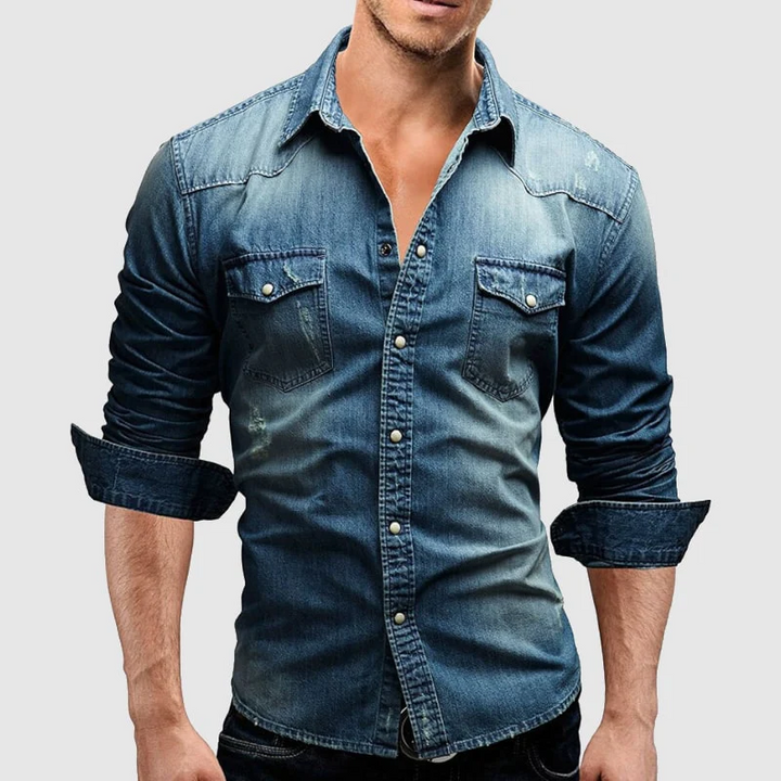 Stilvolles Herren Jeanshemd mit Kentkragen und Knopfleiste in Pastell Blau, vielseitig für Alltag und Business-Casual.