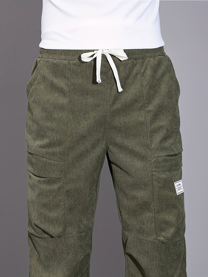 Dynamischer Herren Jogger, bietet Bewegungsfreiheit und Komfort für aktive Männer. Sportliche Freizeithose.