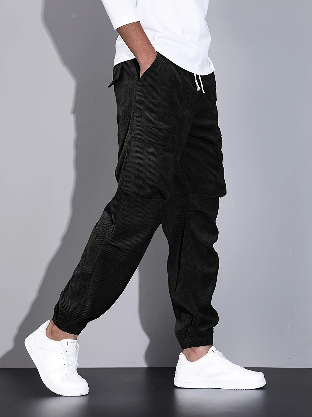 Stilvoller Herren Jogger, locker geschnitten, vielseitig kombinierbar für modische Looks im Alltag.