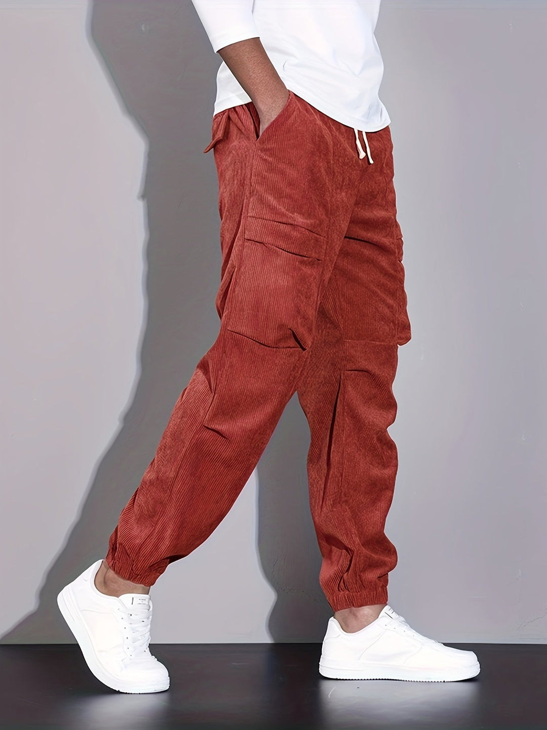 Moderner Herren Jogger mit lockerem Schnitt, perfekt für sportliche Aktivitäten oder entspannte Freizeit.