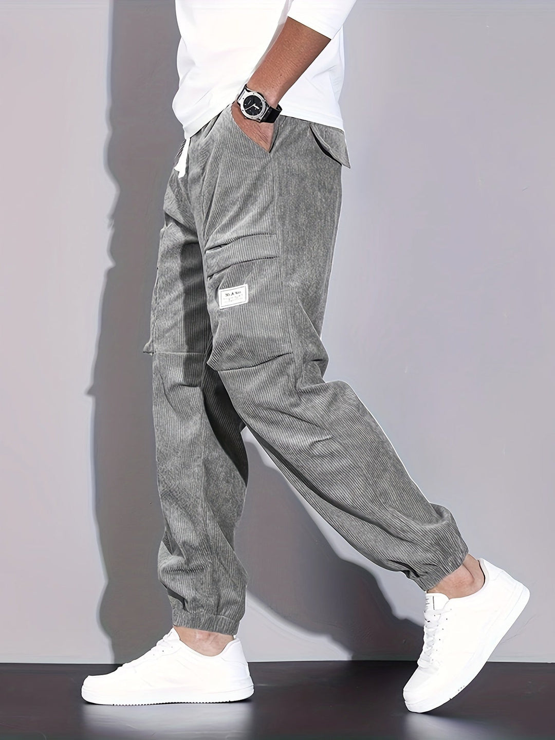 Klassischer schwarzer Herren Jogger, bequem und vielseitig für jede Männergarderobe. Stilvolle Freizeitmode.