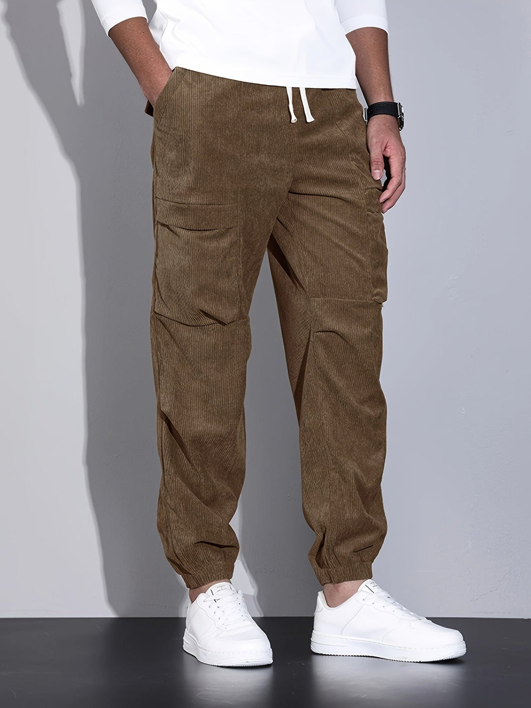Modischer Herren Jogger, perfekt kombiniert mit Sweatshirt für einen entspannten und stilvollen Casual-Look.