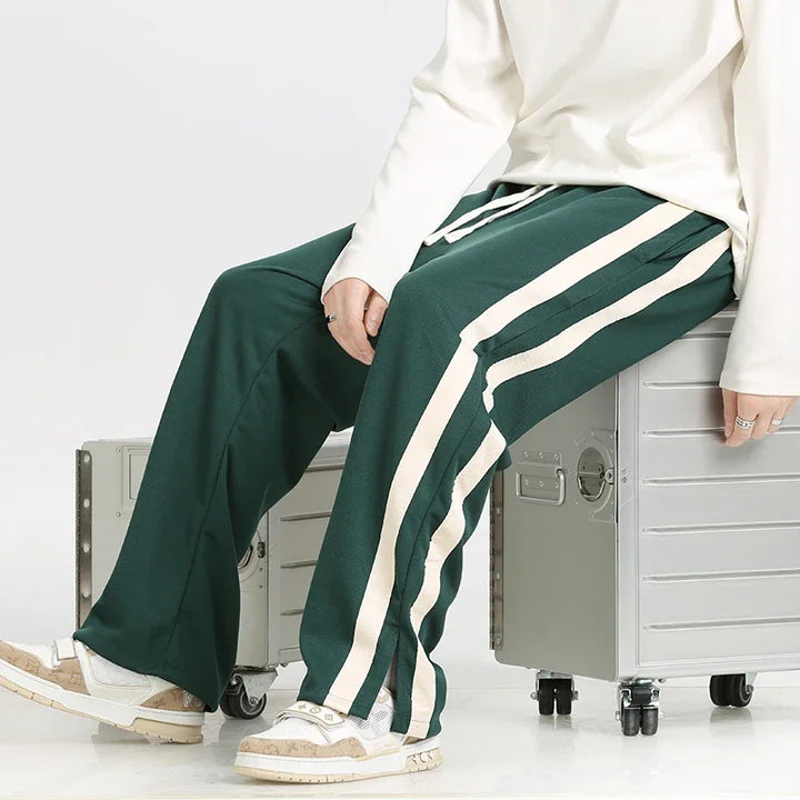 Herren-Jogginghose mit Kordelzugbund und Kontraststreifen. Bequeme Freizeithose im lässigen Retro-Stil für Athleisure.