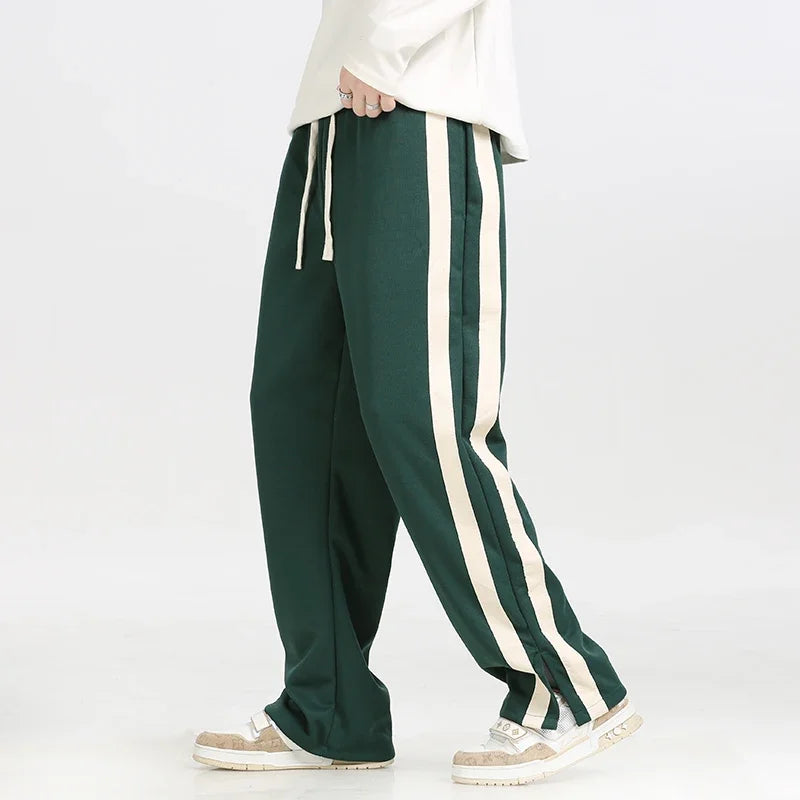 Bequeme Herren Jogger mit verstellbarem Kordelzugbund & stylischen Kontraststreifen. Ideal für Sport & Freizeit.