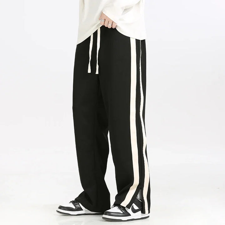 Detailansicht: Herren-Sporthose mit seitlichen Kontraststreifen und praktischem Kordelzugbund. Vielseitige Winterhose.