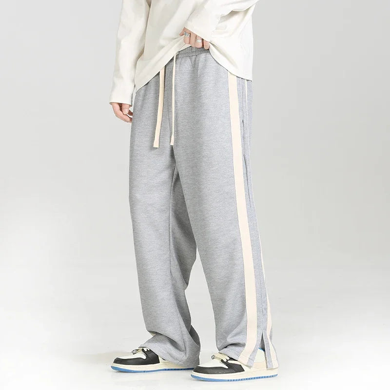 Trendige Herren-Freizeithose mit auffälligen Kontraststreifen & Kordelzugbund. Lässige Athleisure Jogginghose für Männer.