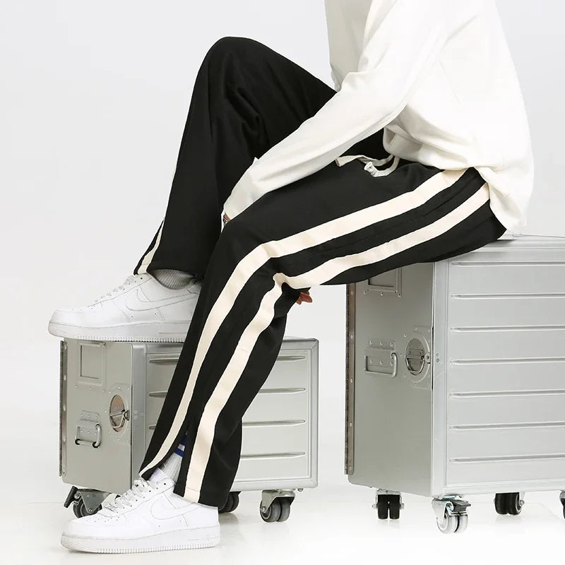 Moderne Herren-Jogginghose mit bequemer Passform, Kordelzug und markanten Kontraststreifen. Perfekt für den Alltag.