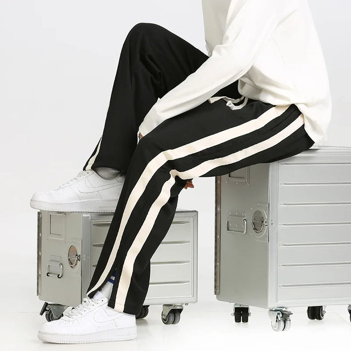 Moderne Herren-Jogginghose mit bequemer Passform, Kordelzug und markanten Kontraststreifen. Perfekt für den Alltag.