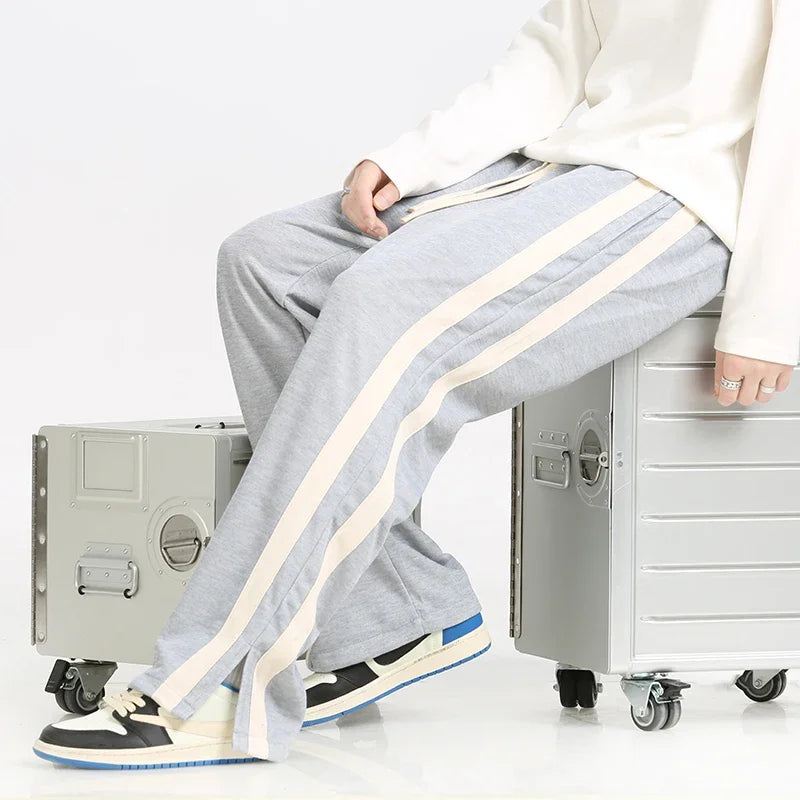 Sportliche Herrenmode: Jogginghose mit Kordelzugbund & dynamischen Kontraststreifen. Komfortable Hose für den Winter.