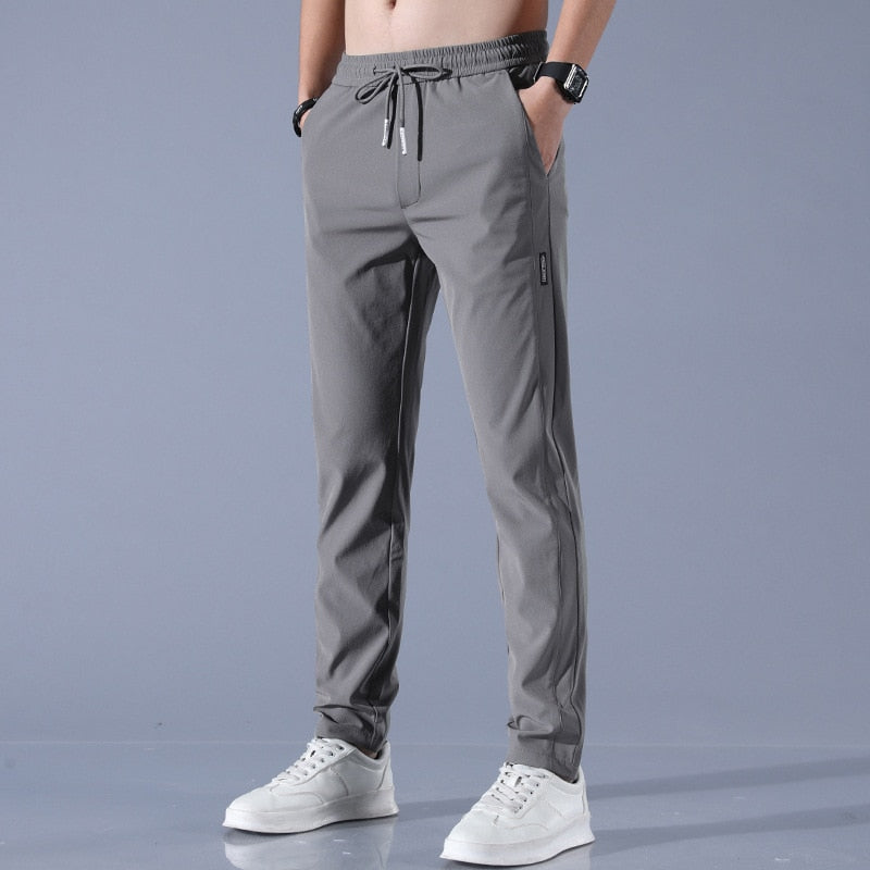 Herren Jogginghose mit Tapered Passform, Elastikbund & Slim Fit. Perfekt für Sport & Freizeit.