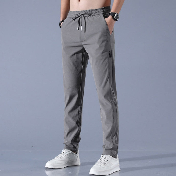 Herren Jogginghose mit Tapered Passform, Elastikbund & Slim Fit. Perfekt für Sport & Freizeit.