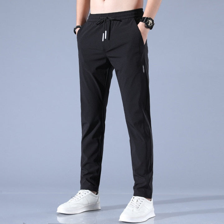 Komfortable Herren Jogginghose, Slim Fit, mit Tapered Passform & Elastikbund für Alltag & Athleisure.